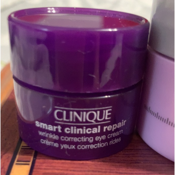 Clinique deluxe travel sizes moisturizer amounts to 1 oz bottle valued at $52 - Picture 2 of 3